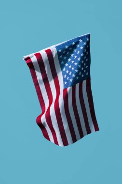 mavi bir arka plan üzerinde Amerikan bayrağı