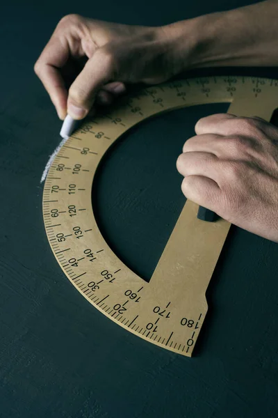 Omul folosind un protractor — Fotografie, imagine de stoc