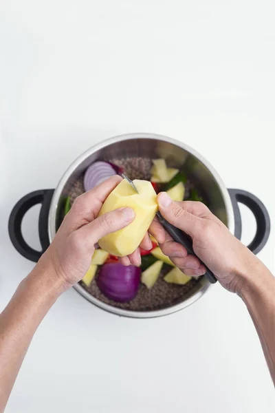 Vejetaryen mercimek hazırlayan adam. — Stok fotoğraf