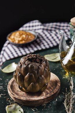 kızarmış enginar ve katalan romesco sosu.