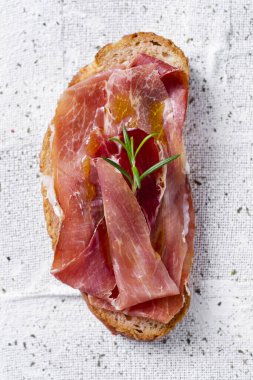 İspanyol pa amb tomaquet with Serrano ha