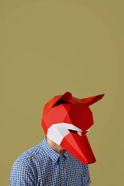 Молодой человек с красной лисьей маской — стоковое фото