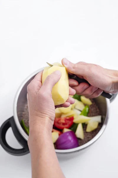 Vejetaryen mercimek hazırlayan adam. — Stok fotoğraf