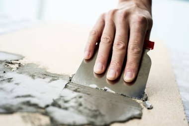 Adam yüzeye beton saçıyor.