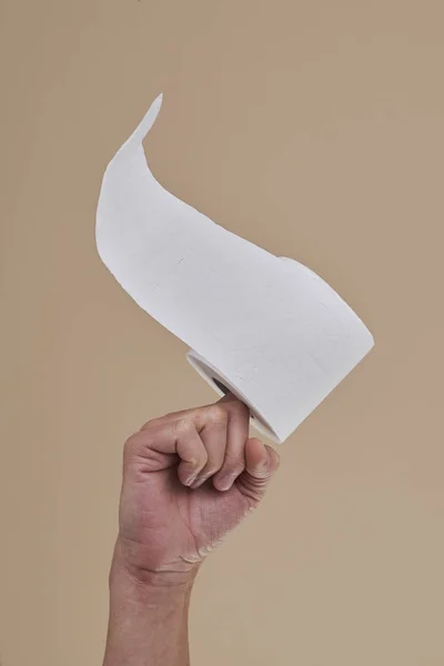 Крупный План Белого Человека Рулоном Туалетной Бумаги Руке Коричневом Фоне — стоковое фото