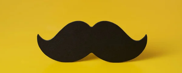 Nahaufnahme Eines Schwarzen Schnurrbarts Auf Gelbem Hintergrund — Stockfoto
