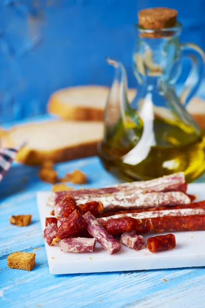 Alcuni Pezzi Fuet Chorizo Due Diverse Salsicce Salate Spagnole Piatto — Foto Stock