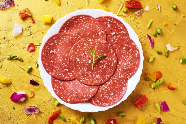 Hög Vinkel Syn Vissa Skivor Veggie Salami Platta Gyllene Strukturerad — Stockfoto