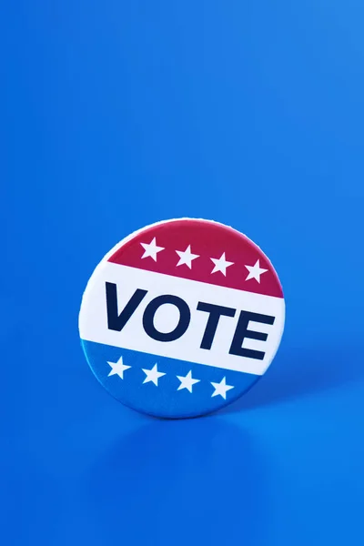 青い背景で米国の選挙のための投票バッジの閉鎖 — ストック写真