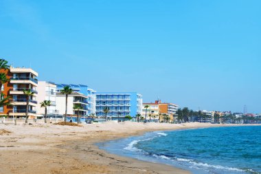 Salou, İspanya... 22 Şubat 2020: Salou 'daki Ponent Sahili manzarası, ünlü Costa Dorada, bir kış pazar günü. Salou, Avrupa turizmi için önemli bir yaz merkezi.