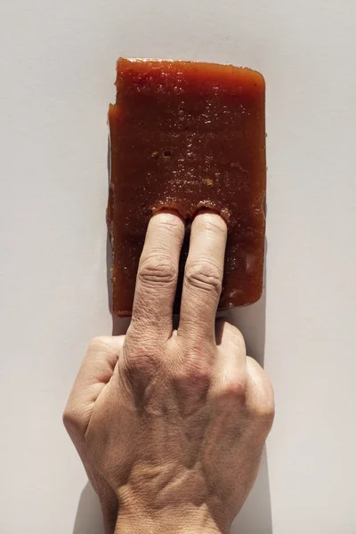 Vista Ángulo Alto Hombre Caucásico Poniendo Dos Dedos Pedazo Queso — Foto de Stock