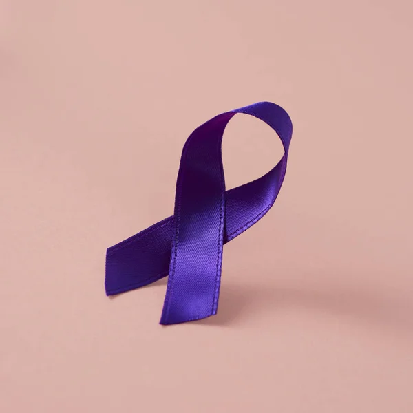 Closeup Purple Awareness Ribbon Salmon Pink Background — Stock Photo, Image