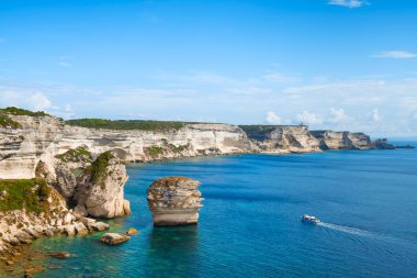 bir görünümü kayalıklarla Akdeniz'de ünlü tahıl de Sable deniz yığın ön planda vurgulayarak Bonifacio, Corse, Fransa, üzerinde güzel manzara