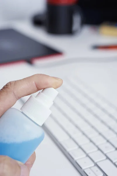 Närbild Kaukasisk Man Desinficera Dator Tangentbord Genom Att Bespruta Blå — Stockfoto