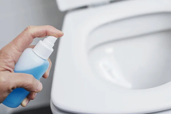 Gros Plan Homme Caucasien Désinfectant Siège Toilette Pulvérisant Désinfectant Bleu — Photo