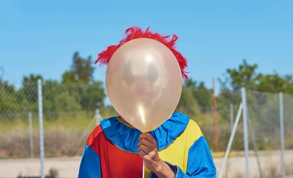 Närbild Skrämmande Clown Bär Färgglad Gul Röd Och Blå Kostym — Stockfoto