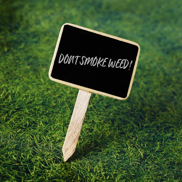 Closeup Black Sign Text Dont Smoke Weed Written Grass — Stock Photo, Image