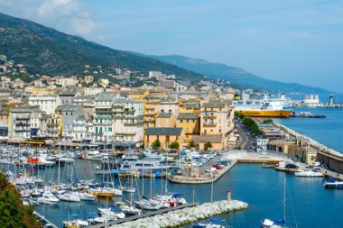 Bastia, Fransa - 16 Eylül 2018: Sağdaki Vieux Port, Bastia, soldaki Corsica, Fransa için eski liman ve yeni ticari liman görünüm