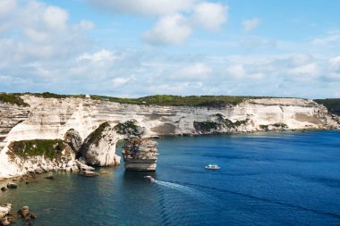 bir görünümü kayalıklarla Akdeniz'de ünlü tahıl de Sable deniz yığın ön planda vurgulayarak Bonifacio, Corse, Fransa, üzerinde güzel manzara