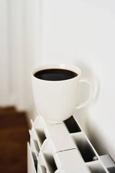 Närbild Vit Keramikmugg Med Kaffe Varmvattenberedare För Att Hålla Den — Stockfoto