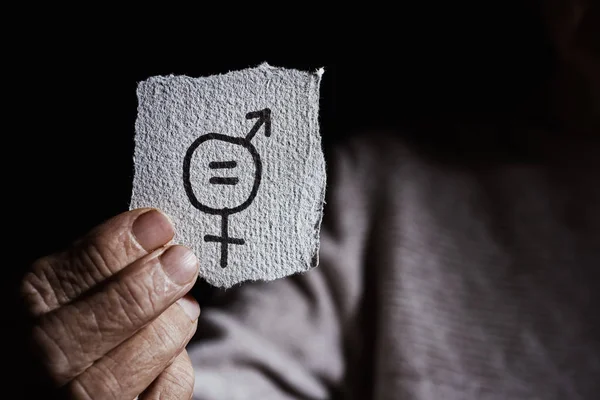 Крупный План Пожилой Кавказки Изображением Листа Бумаги Символом Гендерного Равенства — стоковое фото