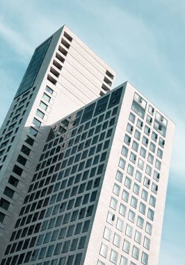 Gökyüzüne karşı bir apartman bloğunun ya da ofis bloğunun detayları