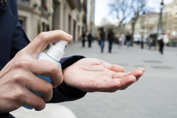 Primer Plano Hombre Caucásico Calle Desinfectando Sus Manos Con Desinfectante —  Fotos de Stock