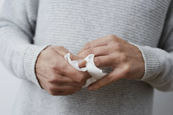 Zbliżenie Białego Mężczyzny Ubranego Luźny Jasnoszary Sweter Dezynfekujący Ręce Mokrą — Zdjęcie stockowe