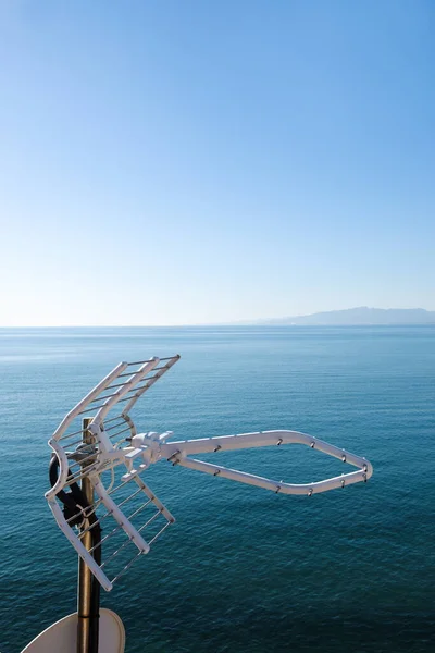 Primo Piano Parte Superiore Antenna Televisiva Con Mare Calmo Cielo — Foto Stock