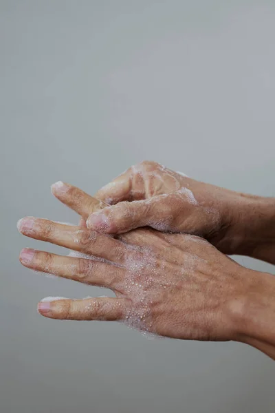 Närbild Kaukasisk Man Tvätta Händerna Med Tvål Mot Blekgrå Bakgrund — Stockfoto