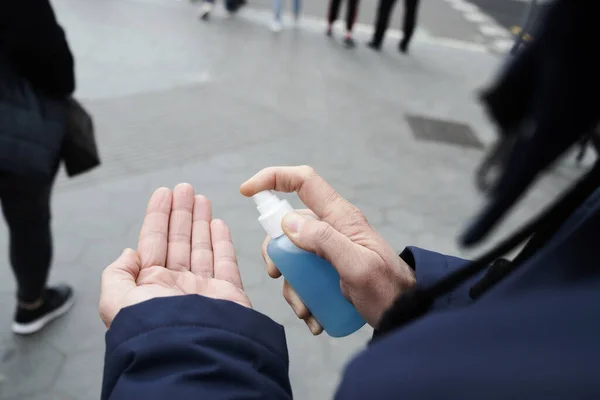 Close Van Een Blanke Man Straat Desinfecteert Zijn Handen Met — Stockfoto