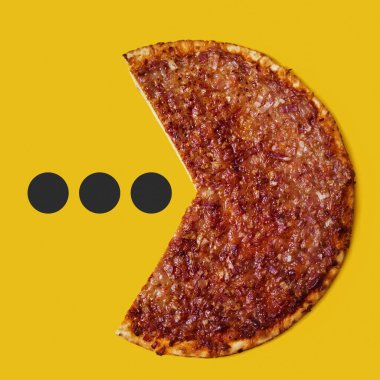 Bolonez pizzası, kıyma, soğan, domates sosu, mozarella ve barbekü sosu ile yapılmış, bir parça eksik, bir ağız gibi ve portakal arkaplanındaki bazı noktaları yiyor.