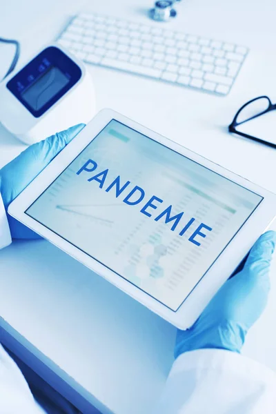 Одягнений Сині Хірургічні Рукавички Цифровою Табличкою Руках Словом Пандемія Пандемія — стокове фото