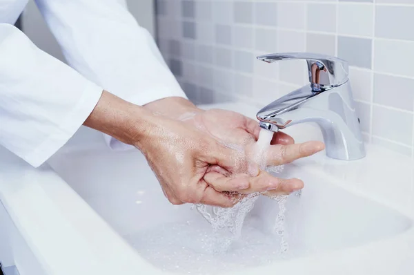 Κοντινό Πλάνο Ενός Καυκάσιου Γιατρού Λευκό Παλτό Πλένει Χέρια Του — Φωτογραφία Αρχείου