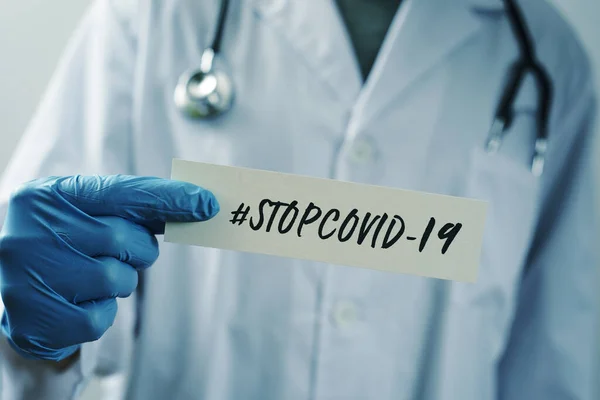 Egy Orvos Közelsége Kék Sebészeti Kesztyűt Visel Mutatja Üzenetet Stop — Stock Fotó