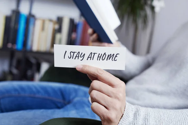 Primer Plano Hombre Ropa Casual Leyendo Libro Mostrando Mensaje Quedo — Foto de Stock