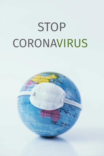 Close Globo Terrestre Com Uma Máscara Protetora Texto Parar Coronavírus — Fotografia de Stock