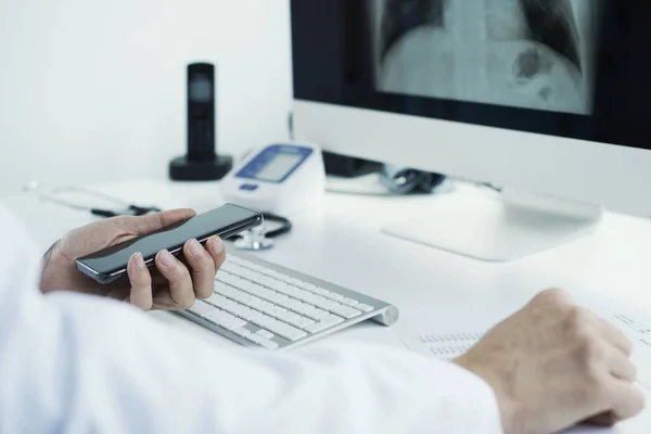 Beyaz Önlüklü Genç Bir Doktor Masasında Oturmuş Bilgisayarındaki Göğüs Röntgenini — Stok fotoğraf