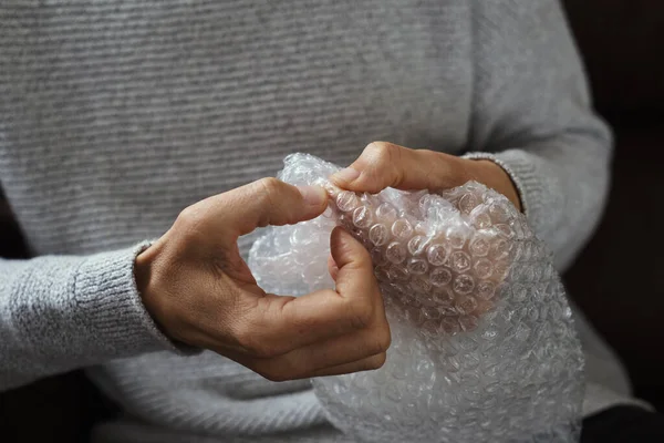 Close Jovem Caucasiano Vestindo Roupas Casuais Sentado Sofá Estourando Bolhas — Fotografia de Stock