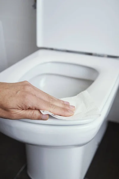 Primer Plano Hombre Caucásico Limpiando Asiento Del Inodoro Con Pedazo —  Fotos de Stock