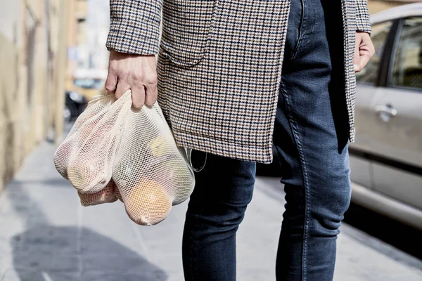 Close Homem Rua Carregando Alguns Sacos Malha Reutilizáveis Têxteis Usados — Fotografia de Stock