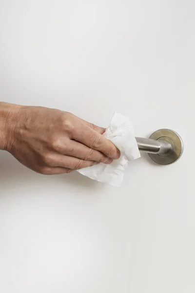 消毒用のワイプでドアハンドルを掃除する白人男性の閉鎖 — ストック写真