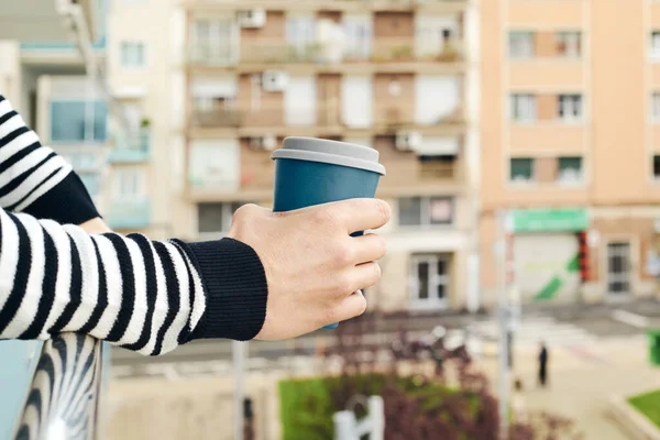 Close Jovem Caucasiano Vestindo Roupas Casuais Tomando Café Varanda Sua — Fotografia de Stock