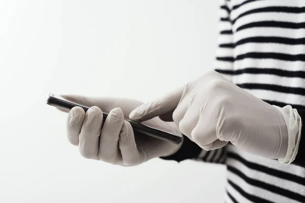 Primer Plano Joven Con Guantes Látex Mientras Está Usando Teléfono — Foto de Stock