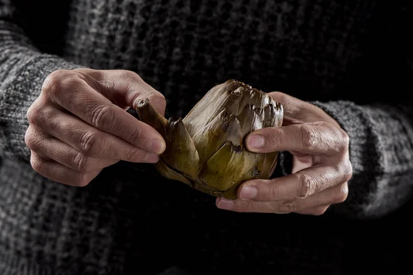 Gros Plan Homme Portant Pull Gris Enlevant Les Feuilles Extérieures — Photo