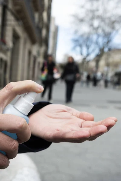 Closeup Dari Seorang Pria Kaukasia Jalan Disinfektan Tangannya Dengan Tangan — Stok Foto