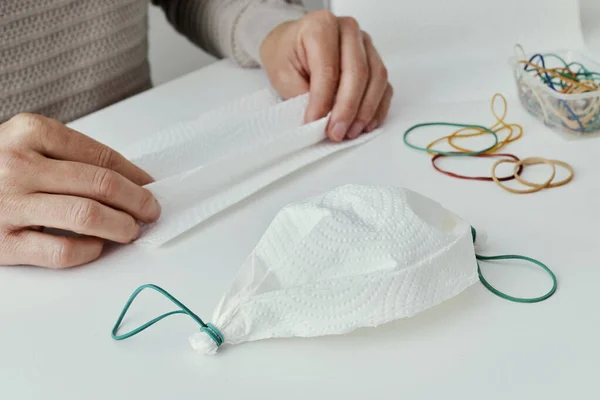 Close Van Een Blanke Man Zitten Aan Een Tafel Het — Stockfoto