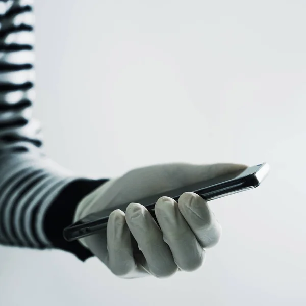 Zbliżenie Młodego Mężczyzny Lateksowych Rękawiczkach Podczas Korzystania Smartfona — Zdjęcie stockowe