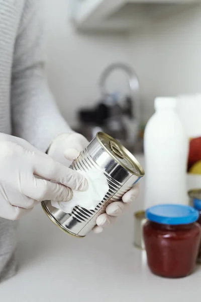 Primer Plano Hombre Cocina Con Guantes Látex Limpieza Latas Alimentos —  Fotos de Stock