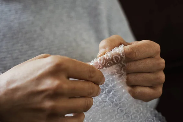 Primer Plano Joven Caucásico Vestido Con Ropa Casual Sentado Sofá — Foto de Stock